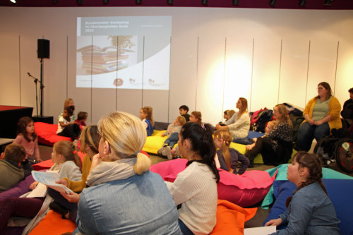 Das Forum Gummersbach schaffte eine einladenden Atmosphäre: Gut besucht war der Zuschauerraum bei der diesjährigen (Vor-)Leseaktion des Bildungsbüro Oberberg. (Foto: OBK)