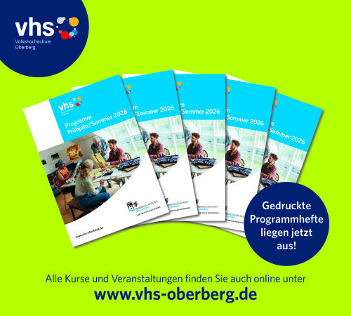 Die Programmhefte der VHS Oberberg mit allen Kursen des neuen Frühlingssemesters 2026, liegen jetzt kostenlos zum Mitnehmen aus. (Foto: OBK)
