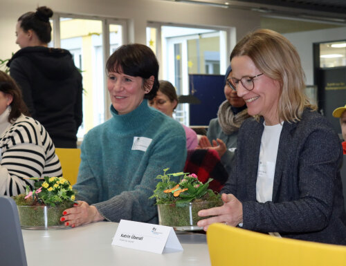 Dr. Nina Blankenberg (l.) und Katrin Überall (r.) haben mit "digi.reporter" ein Redaktionssystem kreiert, mit dem Schülerinnen und Schüler multimediale Beiträge eigenständig verfassen und im Internet präsentieren können. (Foto: OBK) Dr. Nina Blankenberg (l.) und Katrin Überall (r.) haben mit "digi.reporter" ein Redaktionssystem kreiert, mit dem Schülerinnen und Schüler multimediale Beiträge eigenständig verfassen und im Internet präsentieren können. (Foto: OBK)