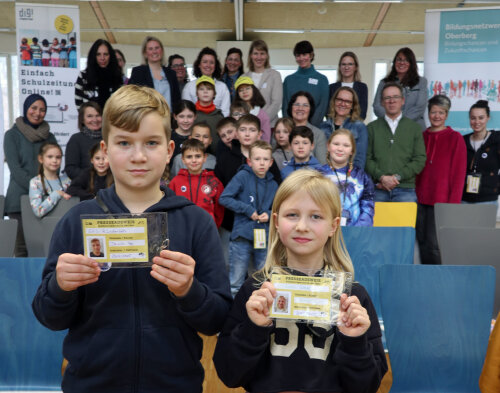 Davin (4. Klasse) und Hanna (2. Klasse) können sich jetzt als Journalisten der Online-Zeitung ausweisen: An fünf Grundschulen im Oberbergischen Kreis lernen Kinder mittels "digi.reporter" multimediale Beiträge zu erstellen. (Foto: OBK)   