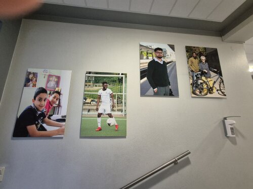 Die VHS Oberberg zeigt in ihrer Zentrale in Gummersbach-Niederseßmar die Foto-Ausstellung „Habt Mut! Gebt nicht auf!“ (Foto: OBK) 