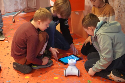 Entdeckerlust im Deutschen Museum Bonn: Kinder programmieren einen interaktiven Bildungsroboter und tauchen spielerisch in die Welt der Technik ein. (Bild: OBK)