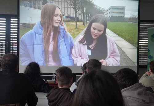 Die Social Media Scouts schauen sich gemeinsam die selbst produzierten Videos an. (Foto: OBK)