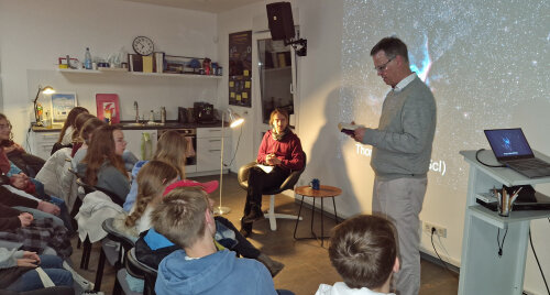 Dr. Thomas Eversberg begrüßte 35 Schülerinnen und Schüler des Dietrich-Bonhoeffer-Gymnasiums Wiehl und des Engelbert-von-Berg-Gymnasiums Wipperfürth in der Schülersternwarte in Waldbröl. (Foto: OBK)