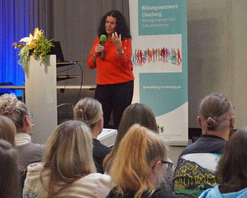 Prof. Dr. Renate Zimmer war Gastrednerin auf dem Fachtag zur Frühkindlichen Entwicklung für Erzieherinnen und Erzieher im Bildungsnetzwerk Oberberg. (Foto: OBK)