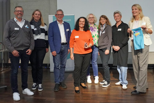 Die Organisatoren freuten sich über die rege Teilnahme am Fachtag (v.l.): Thilo Mücher, Schulleiter des Bergischen Berufskolleg Wipperfürth und Wermelskirchen; Alexandra Michael-Szonn, Abteilungsleiterin der Höheren Berufsfachschule Gesundheit/Erziehung und Soziales am Bergischen Berufskolleg Wipperfürth und Wermelskirchen; Thomas Dörmbach, Leiter Haus der Familie Wipperfürth; Referentin Frau Prof. Dr. Renate Zimmer; Kathrin Rüsberg, Abteilungsleitung Fachoberschule für Soziales Bergischen Berufskolleg Wipperfürth und Wermelskirchen; Cathrin Hans, stellvertretende Schulleiterin des Bergischen Berufskolleg Wipperfürth und Wermelskirchen; Kerstin Rettke, Leiterin ev. Familienzentrum Reichshof/Drespe; Kerstin Pack, Mitarbeiterin des Bildungsbüros Oberberg. (Foto: OBK)