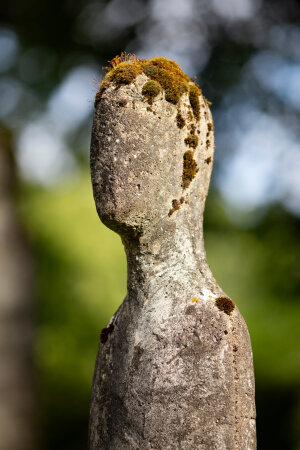 "Stehende" aus der Skulpturengruppe an der Basilika St. Getrud in Morsbach. (Foto: Joachim Gies)