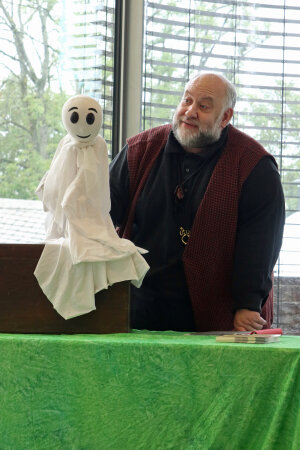 Mit etwas gutem Zureden schwebt Schlossgespenst HomBuh aus der Puppenkiste von Schauspieler Gerd. J. Pohl. (Foto: OBK) 