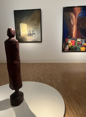 Die Sonderausstellung KUNSTgeschichten zeigt u. a. Werke von (vorne): Marianne Roetzel, Stehende, 1991; (l.) Jutta Stellberg-Schumacher, Zwei Stühle, 2003 und (r.) Jutta Stellberg-Schumacher, Farbtöpfe, 1992. (Foto: OBK) 