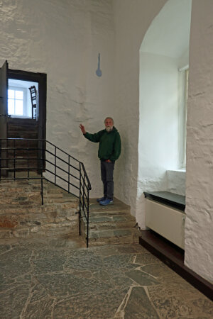 In der Burgküche von Schloss Homburg ist der Historiker Dr. Joachim Zeune auf einige bauliche Besonderheiten gestoßen, die Rückschlüsse auf frühere Gebäudeteile geben. (Foto: OBK)