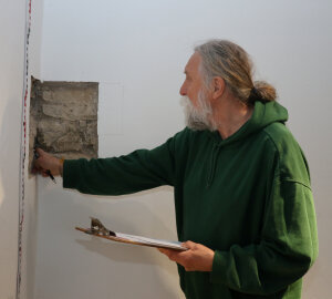Wissenschaftliche Untersuchungen führt Dr. Joachim Zeune mit Hilfe sogenannter "Putzfenster" durch. Dazu wird das Mauerwerk an einer markanten Stelle in der Wand freigelegt. (Foto: OBK) 