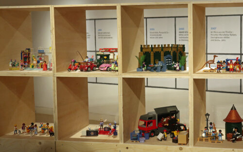 Einen Querschnitt der bisherigen Sonderausstellungen auf Schloss Homburg repräsentieren diese PLAYMOBIL-Szenen. (Foto: OBK)
