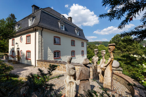 Der Kunstspaziergang in Wiehl beginnt am Burghaus Bielstein: Dort treffen die Teilnehmenden auf den Künstler Roland Glatz-Wieczorek und dessen  Skulpturengruppe „Könige“. (Foto: Joachim Gies)   