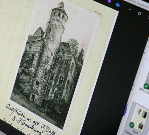Historische Aufnahmen, Zeichnungen und (hand-)schriftliche Dokumente von Schloss Homburg werden ausgewertet, um weitere Erkenntnisse zur Baugeschichte der Gesamtanlage zu erhalten. (Foto: OBK) 