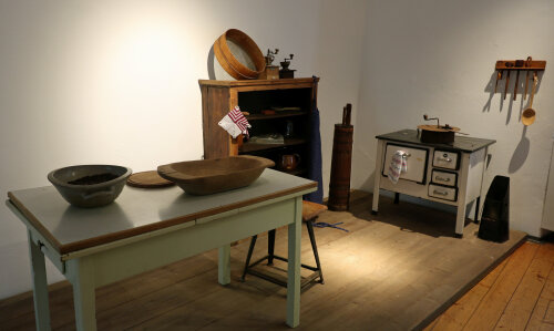 Anfassen und Ausprobieren sind ausdrücklich erwünscht in einem der neu gestalteten Ausstellungsräume im 1. Obergeschoss des Schlosses. (Foto: OBK)