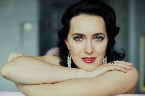 Diana Darnea (Lyrischer Koloratursopran) wurde in Russland geboren und studierte Musiktheorie, Dirigieren und Klavier an der St. Petersburger Universität der Künste sowie Opern- und Konzertgesang an der Musikhochschule Rimsky-Korsakow. (Foto: Philharmonia Frankfurt)