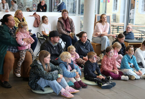 Gespannt lauschten die kleinen und großen Zuschauerinnen und Zuschauer den Geschichten von Puppenspieler Gerd J. Pohl. (Foto: OBK)  