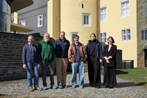 Zum Forschungsteam zusammengewachsen: Der renommierte Burgenforscher Dr. Joachim Zeune, (2.v.l.) und sein Sohn und Assistent Jakob Zeune (4.v.l.) sind begeistert von der guten Unterstützung ihrer Arbeit durch die Mitarbeiterinnen und Mitarbeiter des Schlosses, Paul Kostial (l.), Kulturamtsleiter Steffen Müller (3.v.l.), Kuratorin Birgit Langhanke und Volontärin Celina Morfidis. (Foto: OBK) 
