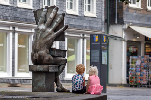 Der Kunstspaziergang durch Gummersbach führt auch zur Bronzeskulptur "Buchhändler" aus dem Jahr 1983 von Michael Schwarze. (Foto: Joachim Gies)