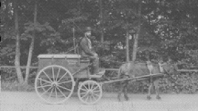 Die Abbildung zeigt einen Kastenwagen von Carl Osberghaus aus Bellingroth, um 1910 (Foto: Heimat- und Verschönerungsverein Ründeroth, Engelskirchen)