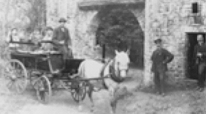 Die Abbildung zeigt einen Ausflug mit Kutsche nach Schloss Homburg um 1905(Foto: Heimatbildarchiv des Oberbergischen Kreises)