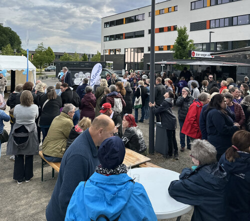Gute Stimmung herrschte bei den zahlreichen Teilnehmenden auf der Abschlussparty zur Veranstaltungsreihe "Wochen der Pflege – Pflege im Fokus!" auf dem AGewiS-Gelände. (Foto: OBK) Gute Stimmung herrschte bei den zahlreichen Teilnehmenden auf der Abschlussparty zur Veranstaltungsreihe "Wochen der Pflege – Pflege im Fokus!" auf dem AGewiS-Gelände. (Foto: OBK)