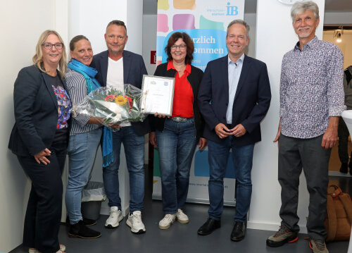 Kreisdirektor Klaus Grootens (2.v.r.) eröffnete das erste Familienbüro des Oberbergischen Kreises in Morsbach, gemeinsam mit (v.l.): Maya Dauth, Regionalleitung IB NRW Süd/ Ost; Sarah Bayer, Bereichsleitung IB-West; Frank Halberstadt, Koordination (IB-West); Susanne Hammer, Leiterin des Sozialamtes Morsbach und Jörn Materne, Leitung Familienbüro (r.). (Foto: OBK)