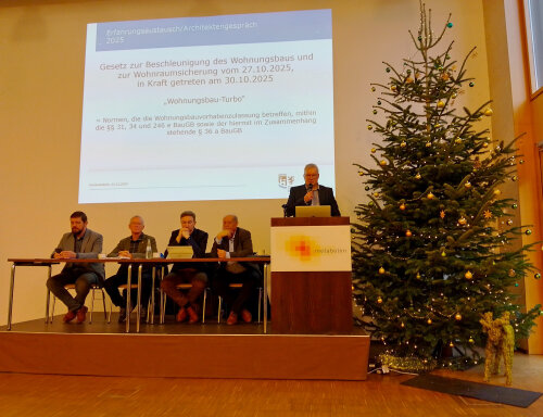 Torsten Gilgen, Kreisbauamt, erläuterte die Inhalte und Möglichkeiten des "Bauturbo" in der Expertenrunde (v.l.): Felix Ammann, Kreisbaudezernent; Jochen Diegel, Fachbereichsleiter Bauaufsicht Stadt Gummersbach; Kevin Markus, Fachbereichsleiter Bauaufsicht Stadt Wiehl und Michael Starck, Leiter des Kreisbauamtes. (Foto: OBK)