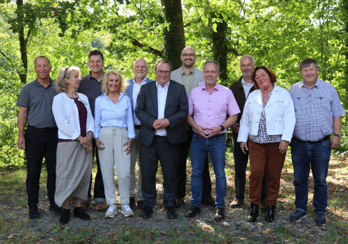 Die Vertreterinnen und Vertreter des Bergischen Landschaftstags und der Veranstaltungsreihe "Stadt Land Fluss trifft Bergische Wanderwochen" (v.l.n.r.): Frank Herhaus, Dezernent für Planung, Regionalentwicklung und Umwelt; Dr. Martina Gelhar, Leiterin der LVR-Abteilung Kulturlandschaftspflege; Jens Eichner, Geschäftsführer des Naturparks Bergisches Land; Gabi Wilhelm, Geschäftsführerin der Das Bergische GmbH; Guido Kohlenbach, Leiter des LVR_Fachbereichs Regionale Kulturarbeit; Oliver Krischer, Minister für Umwelt, Naturschutz und Verkehr des Landes Nordrhein-Westfalen; Matthias Wirtz-Amling, Leiter der Biologischen Stationen Oberberg und Rhein-Berg; Kreisdirektor Klaus Grootens; Dr. Josef Tumbrinck, Leiter der Abteilung Naturschutz im Umweltministerium des Landes NRW; Dr. Christiane Leonards-Schippers, stellvertr. Vorsitzende der Landschaftsversammlung Rheinland; Reinhold Müller, stellvertr. Vorsitzender des Umweltausschusses des Oberbergischen Kreises. (Foto: OBK)