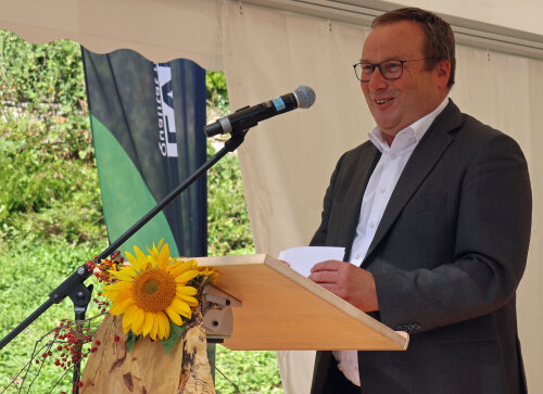 "Die Veranstaltungen in den nächsten Wochen vor tollen oberbergischen Kulissen zeigt die Region noch einmal in einem ganz anderen Licht“, warb Umweltminister Oliver Krischer für die Veranstaltungsreihe "Stadt Land Fluss trifft Bergische Wanderwochen". (Foto: OBK)