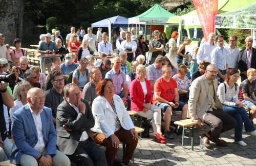 Zahlreiche Gäste und Repräsentanten begleiteten die offizielle Eröffnung des Bergischen Landschaftstags am Fuße von Schloss Homburg. (Foto: OBK)