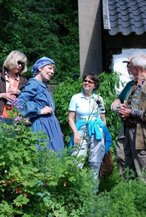 Landfrau Stina erinnert bei ihrer Führung im Museum Haus Dahl an das Leben im 19. Jahrhundert. (Foto: Ines Wingenbach)