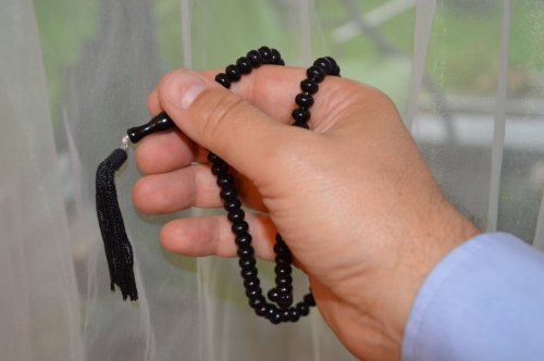 Mit den Händen berühren wir viel: die Misbaha hilft - ähnlich wie der Rosenkranz - dem gläubigen Muslimen beim Zählen und Sprechen der Gebetsformeln (Foto:OBK)