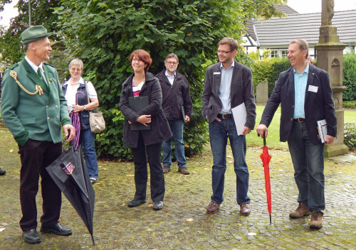Viele positive Eindrücke sammelten Kreisdirektor Jochen Hagt (r.) und die weiteren Mitglieder der Bewertungskommission bei der Bereisung der 51 Dörfer. (Foto: OBK)