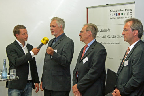 In der Podiumsdiskussion stellten sich unter anderem Bau- und Planungsdezernent Uwe Stranz (2. von l.) den Fragen von Moderator Bastian Wirtz (l.). (Foto: OBK)