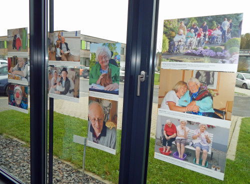 "DaSein" - Ein persönlicher Blick auf die Pflege: Die Ausstellung des Bundesministeriums für Gesundheit hing im Eingangsbereich der AGewiS. (Foto: OBK)