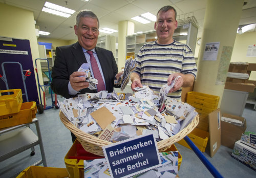 Landrat Hagen Jobi (l.) und Poststellen-Koordinator Frank Behrendt freuen sich über zahlreiche Briefmarken. (Foto: OBK)