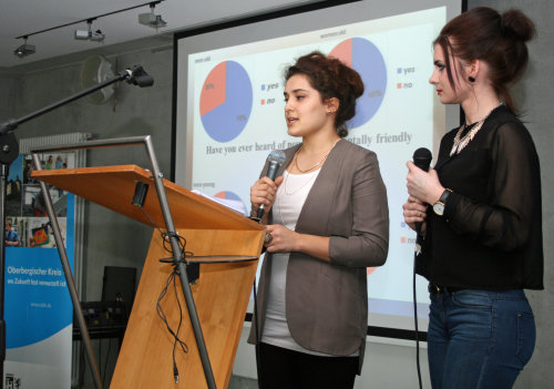 Die Schülerinnen Indhira und Christina stellten Umfrageergebnisse zur Nutzung moderner Technik vor. (Foto:OBK) 