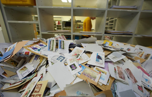 Tausende Postwertzeichen wurden an die Briefmarkenstelle Bethel verschickt. (Foto: OBK)