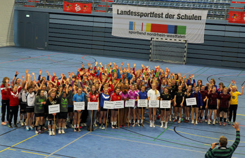 Voll motiviert traten die Mädchen aus den 10 Bezirken im Landesfinale der Schulmeisterschaften an. (Foto: OBK)