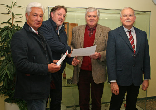 4000 Euro überreichten Dr. Jorg Nürmberger (2. von r.), Klaus Ommer (l.) und Michael Puscher (r.) an Dr. Ralf Mühlenhaus, Vorsitzender des Vereins "Rettung Oberberg". (Foto: OBK)