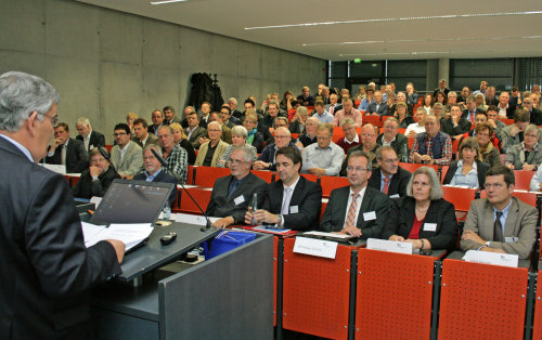 Über 150 Zuhörer haben den Weg in den Hörsaal des Campus Gummersbach der Fachhochschule Köln gefunden. (Foto: OBK)