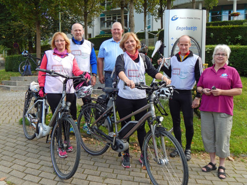 Knapp 80 Kilometer mit dem Fahrrad durch Oberberg: Unter anderem besuchte die Gruppe des Demenz-Servicezentrums das Engelsstift in Nümbrecht. (Foto: OBK)