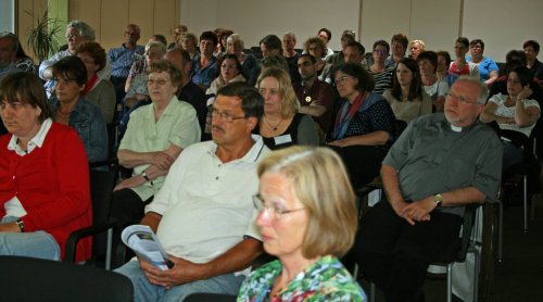 Unter den rund 100 Zuhörern befand sich auch Diakon Willibert Pauels (vorne rechts). (Foto: OBK)