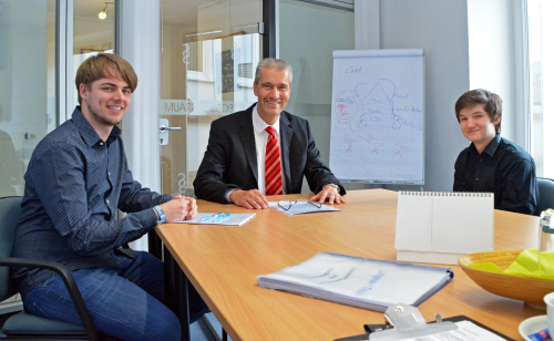 Der Auszubildende Robin Kormannshaus (v.l.) und Steuerberater Matthias Thunich begrüßen Finn Lorenz in der Kanzlei Lüttgenau + Thunich.(Foto: OBK)