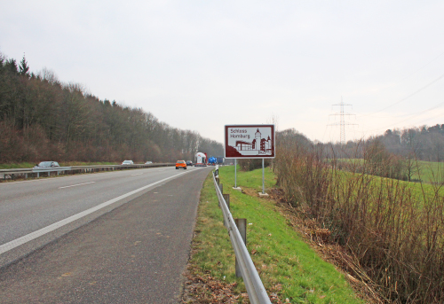 An der A4 weist jetzt ein Schild auf Schloss Homburg hin. (Foto: OBK)
