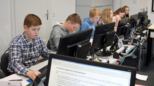 Bei der Berufsfelderkundung  in der Kreisverwaltung nahm die Schülergruppe auch im Computerraum Platz, um Pressemitteilungen zu verfassen. (Foto: OBK)