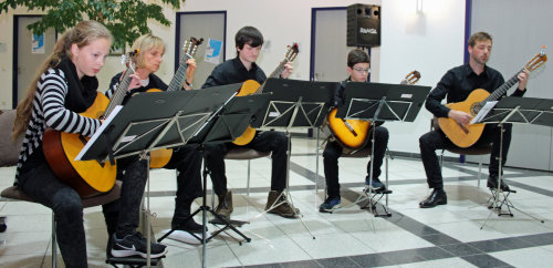 Musikalisch begleitet wurde die Feierstunde von dem Gitarrenensemble der Musikschule Gummersbach unter Leitung von Christoph Rüßmann. (Foto: OBK)