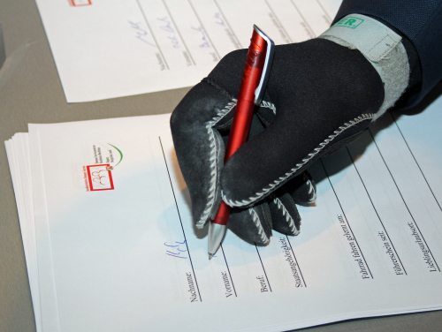 "Bitte unterschrieben Sie hier!" - welche Herausforderung damit für einen Demenzkranken verbunden ist, simuliert der Handschuh-Test. (Foto: OBK)