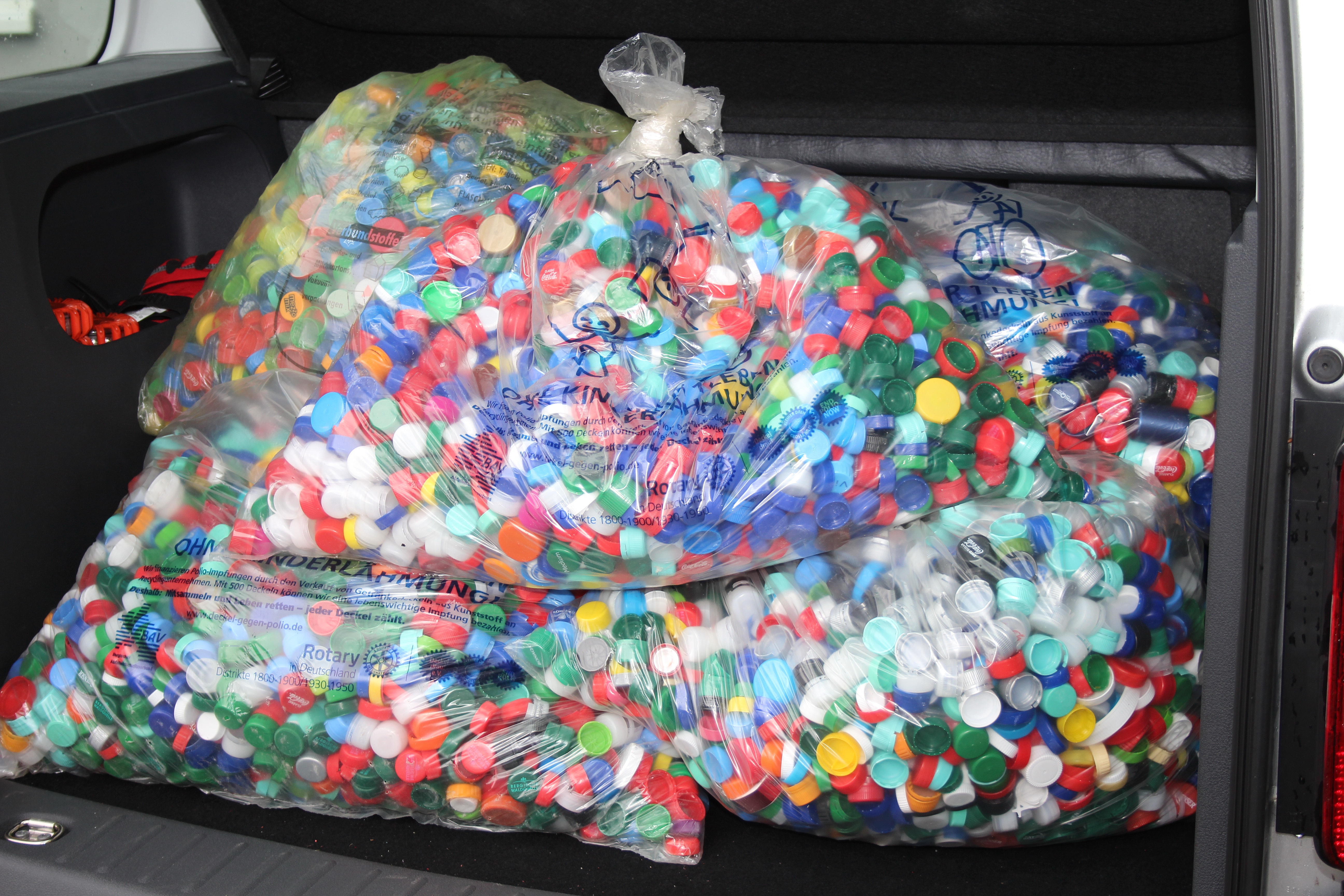 Oberbergischer Kreis: Ein Kofferraum voll Plastikdeckel